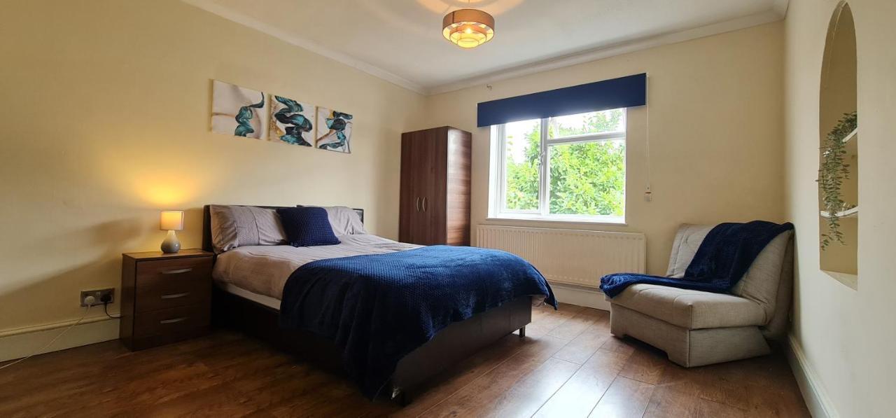 6 Bedroom Spacious Villa, Free Parking Byfleet Eksteriør bilde