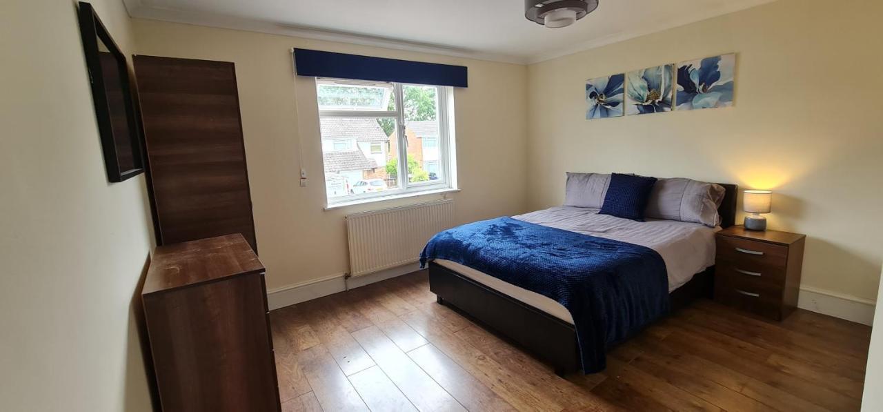 6 Bedroom Spacious Villa, Free Parking Byfleet Eksteriør bilde