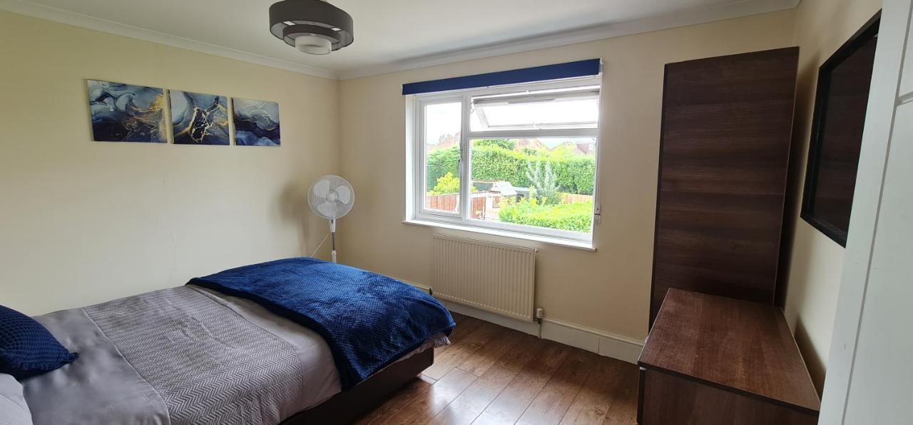 6 Bedroom Spacious Villa, Free Parking Byfleet Eksteriør bilde