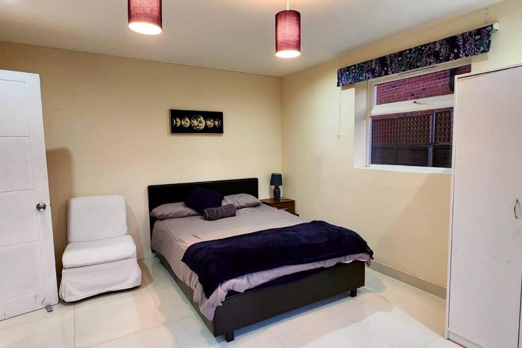 6 Bedroom Spacious Villa, Free Parking Byfleet Eksteriør bilde
