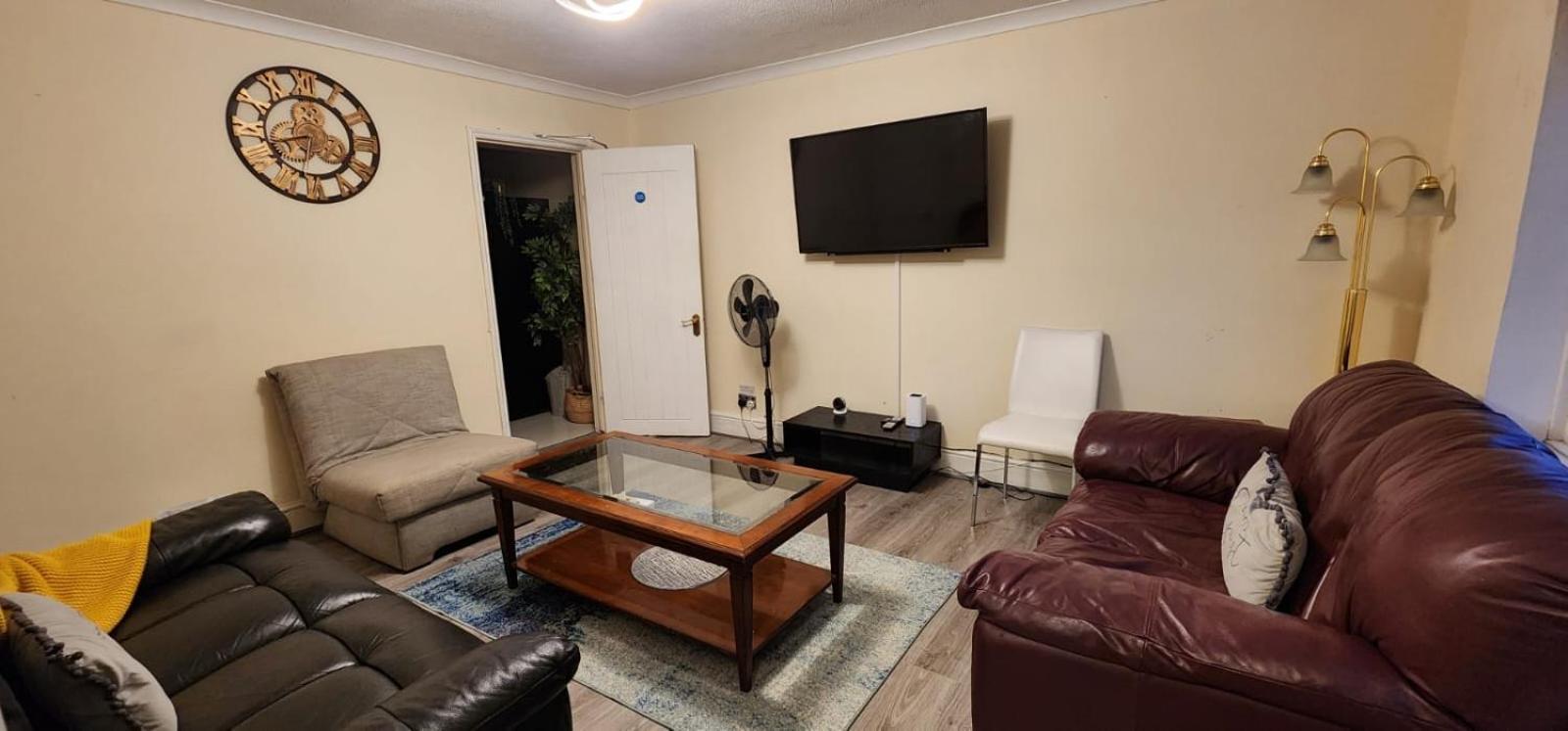 6 Bedroom Spacious Villa, Free Parking Byfleet Eksteriør bilde