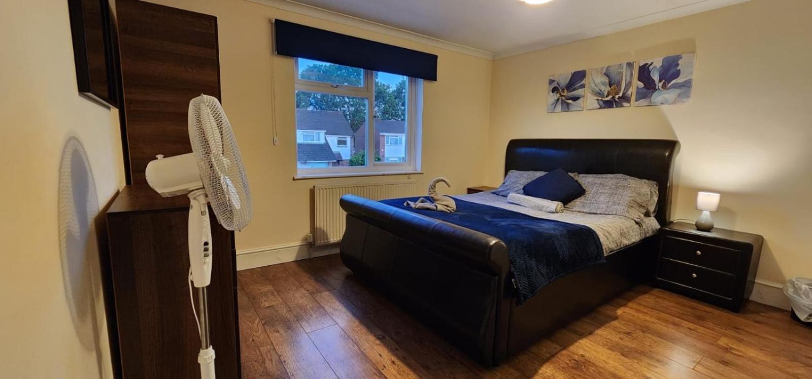 6 Bedroom Spacious Villa, Free Parking Byfleet Eksteriør bilde