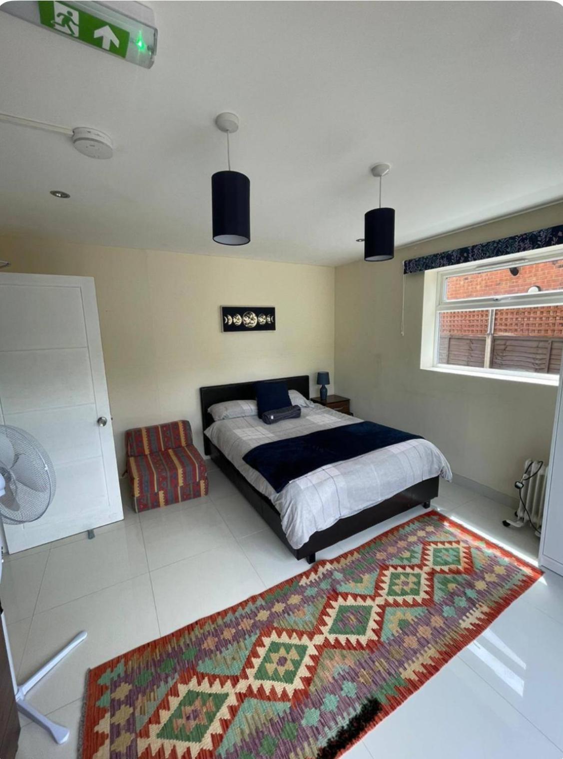 6 Bedroom Spacious Villa, Free Parking Byfleet Eksteriør bilde